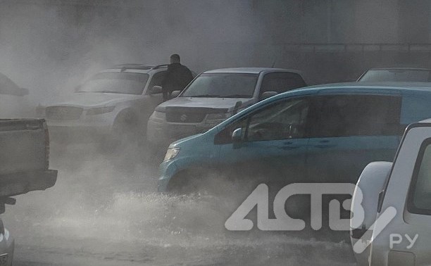 "Воду отключили, идёт откачка": как ликвидируют коммунальную аварию на пр. Победы в Южно-Сахалинске