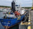 На Итуруп привезли 38 тонн бензина: из-за шторма разгрузку проводят ускоренными темпами