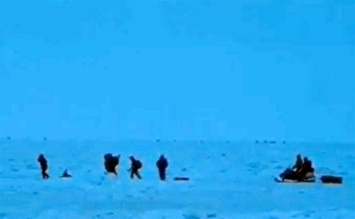 "Насажал людей и булькнулся": снегоходчик на Сахалине едва не утопил рыбаков