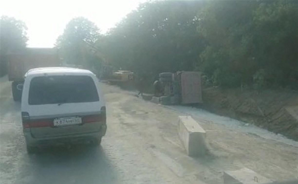 В Корсаковском районе самосвал вылетел с дороги и снес несколько бетонных блоков