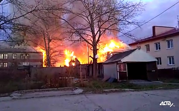В Березняках загорелись деревянные дома