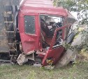 Самосвал пробил дорожное ограждение и опрокинулся у АЗС в Южно-Сахалинске