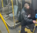 На Сахалине молодой парень в маске распылил перцовку в автобусе и удрал