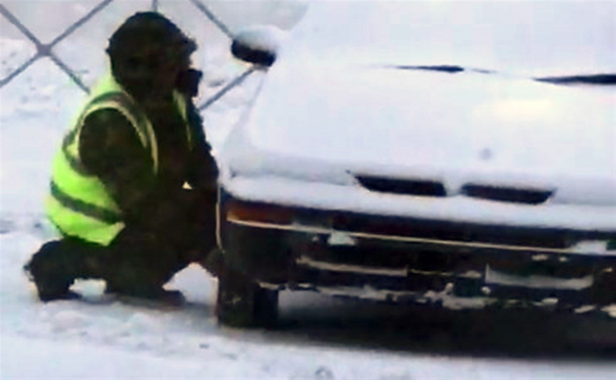 Работник торгового центра в Южно-Сахалинске спустил колеса припаркованному авто