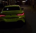 Гонщик на ярком BMW промчался по парку в Южно-Сахалинске - организована служебная проверка