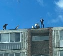 Очевидцы: рабочие без страховки ходили по крыше пятиэтажки в Аниве 