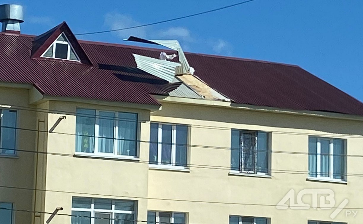 Ветер срывает куски кровли с крыш домов в Дальнем