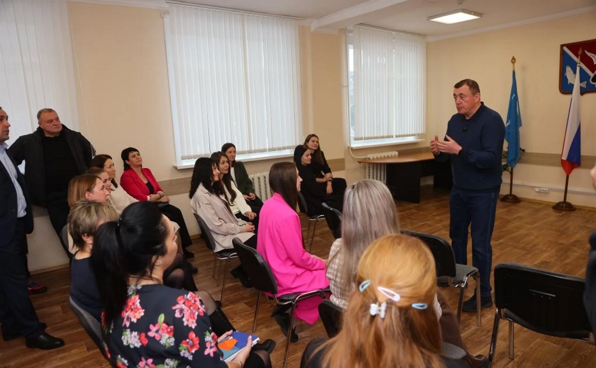 Губернатор встретился в Ногликах с волонтерами программы "Забота. Защита. Уважение"