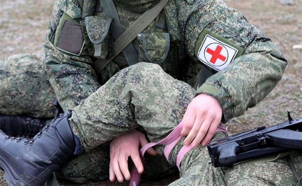 Эвакуировать товарищей под огнём "противника" тренируются добровольцы на Сахалине