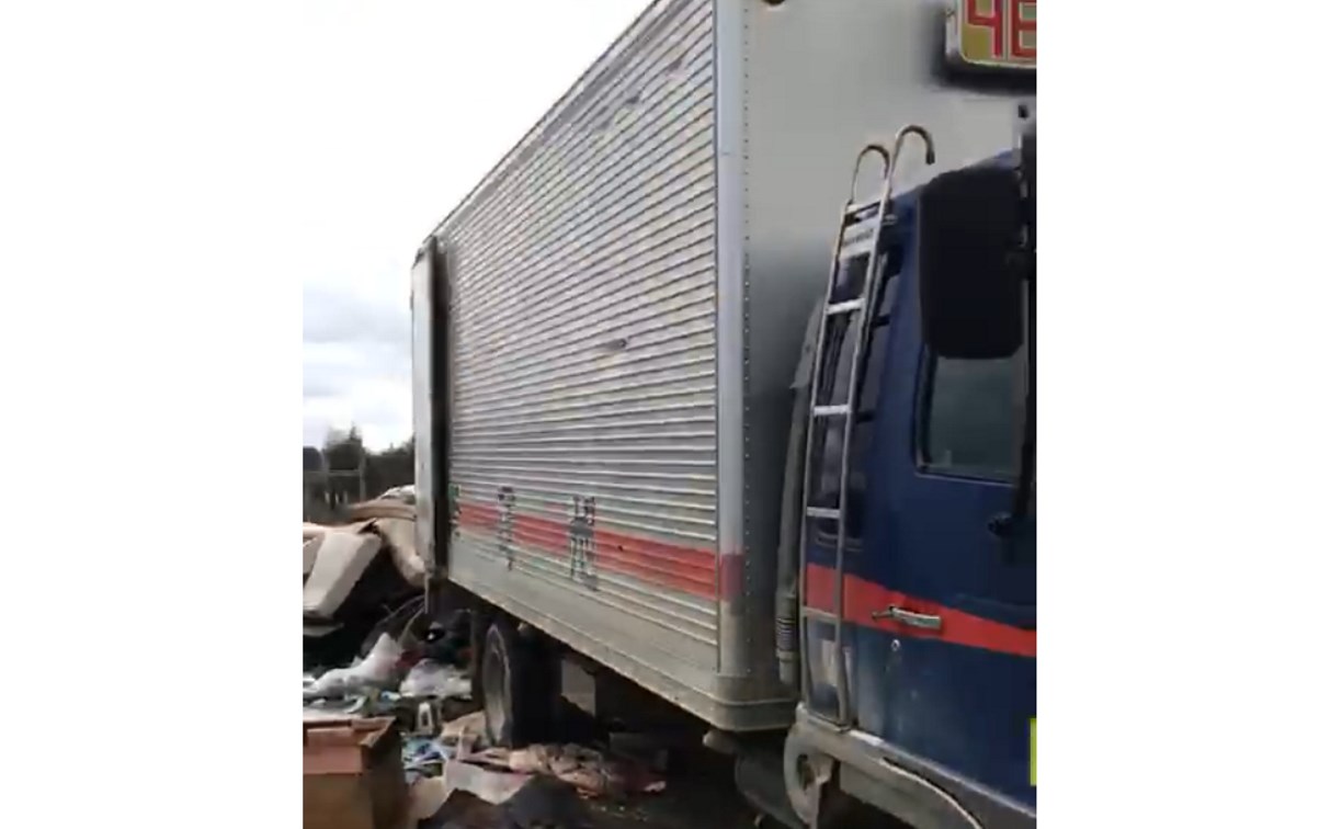В Южно-Сахалинске рабочие прямо на землю вывалили из грузовика кучи мусора 