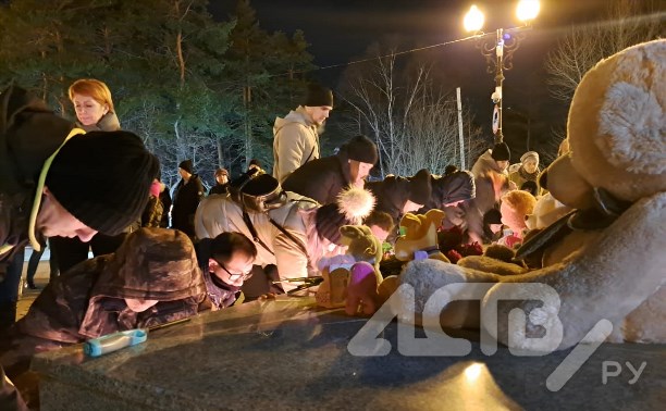В Южно-Сахалинске зажгли свечи и почтили память погибших в трагедии в Тымовском