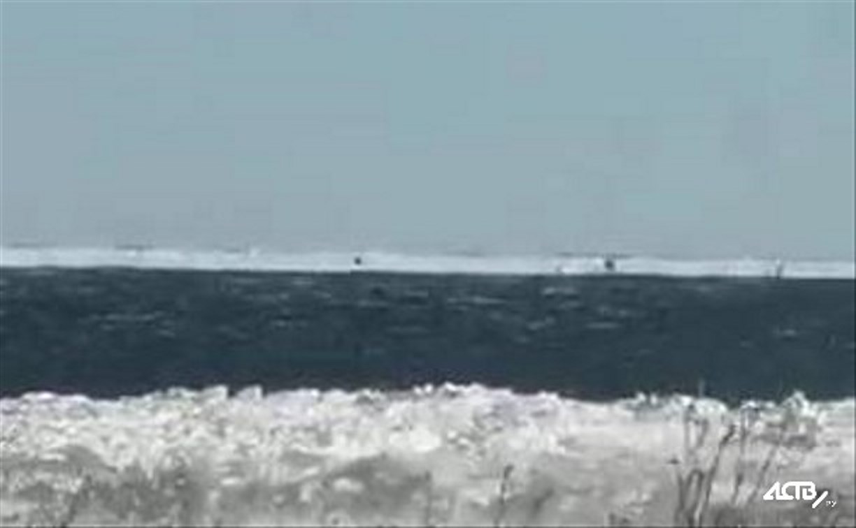 На Сахалине спасли рыбаков, которых на льдине унесло в море