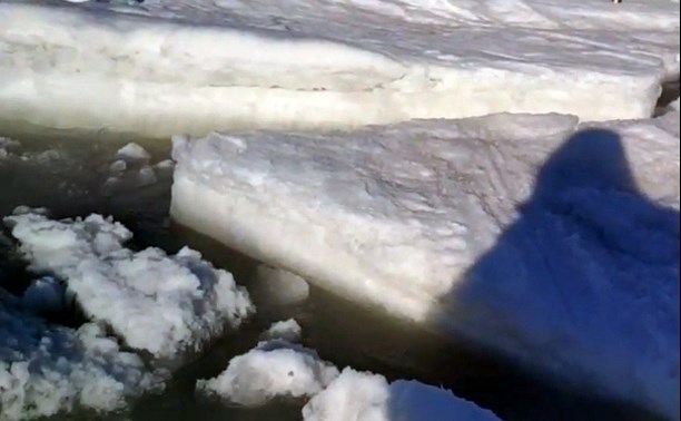 "Всё, ребята, расходимся": на Свободном разломало лёд, рыбаки уезжают