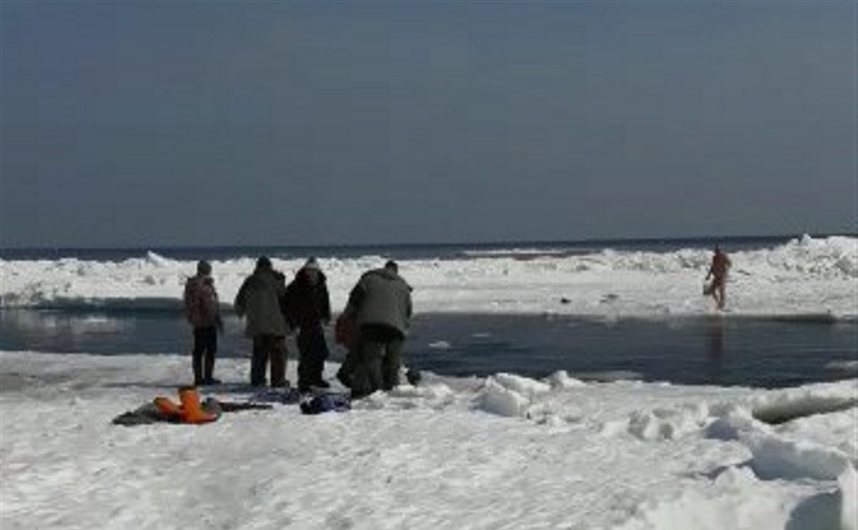 Двух людей оторвало на льдине в Долинском районе