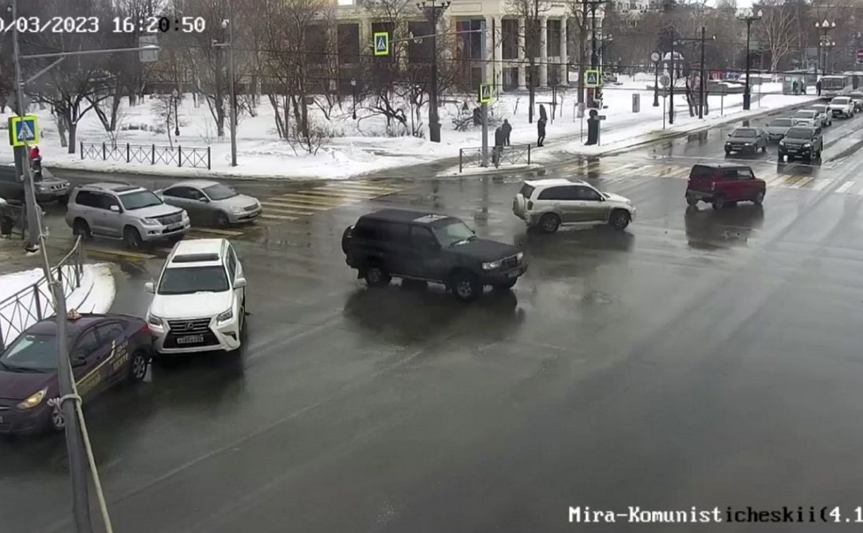 Дорогой Lexus подбил учебный автомобиль в Южно-Сахалинске