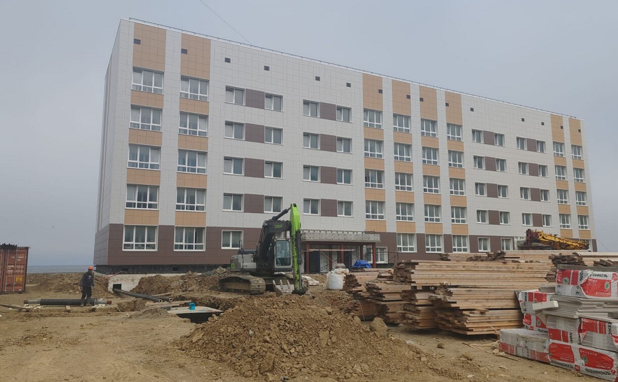 В Невельске достраивают три новых дома для переселенцев из аварийного жилья