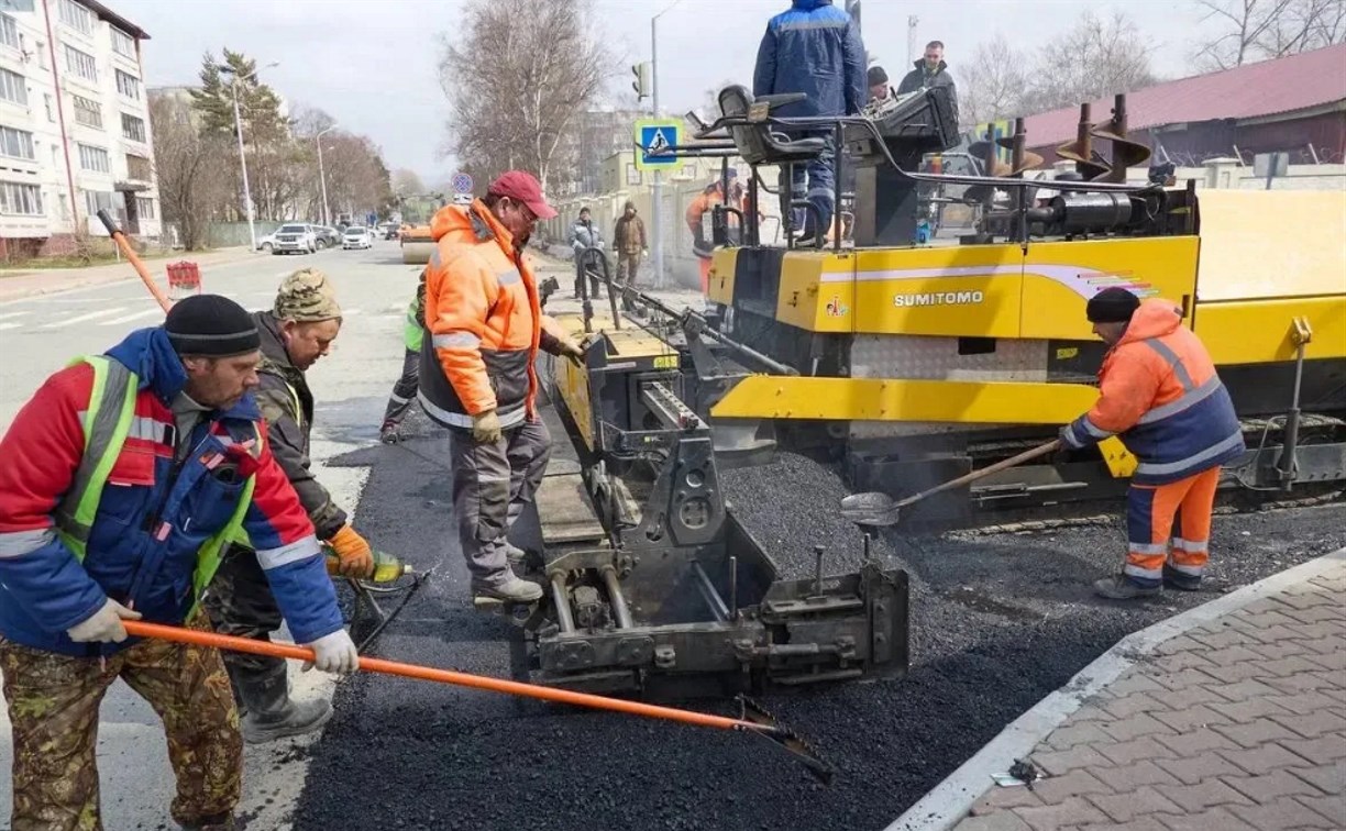 На Сахалине за неделю устранили более тысячи дорожных дефектов