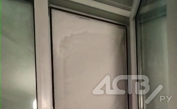 Жители Северо-Курильска после метели смотрят в "окно-сугроб"