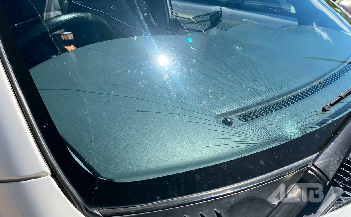 В Невельске на День рыбака ярмарочные шатры рухнули на автомобиль и разбили стекло