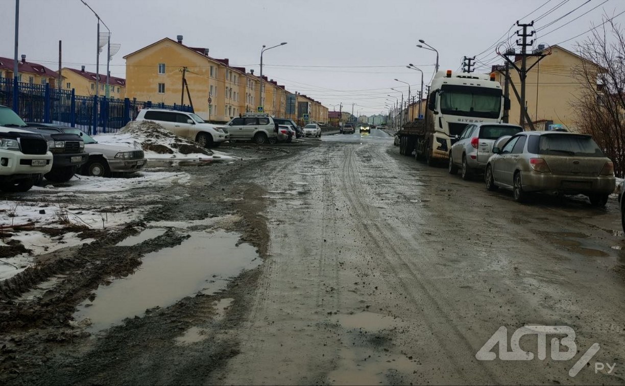 Большегрузы разворотили грунтовую дорогу возле детсада в Дальнем - жители просят принять меры