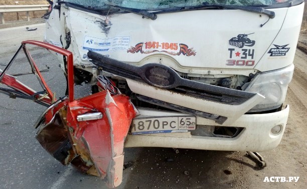 Мужчина погиб при столкновении "Жигулей" и грузовика в Южно-Сахалинске