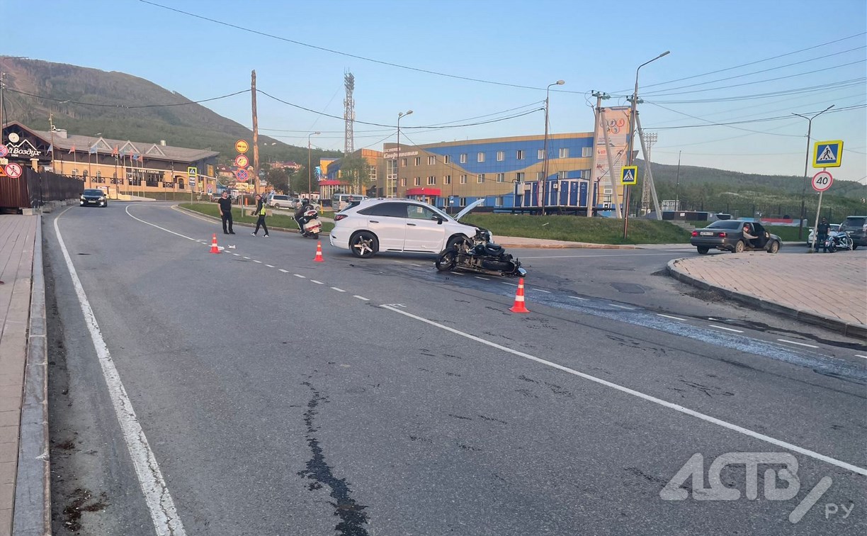 Два человека пострадали при столкновении мотоцикла и "Лексуса" в Южно-Сахалинске