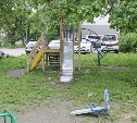 Прокуратура на Сахалине вплотную занялась разбитыми детскими площадками
