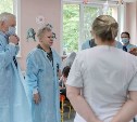Сахалинские депутаты навестили детей в больнице и подарили им подарки