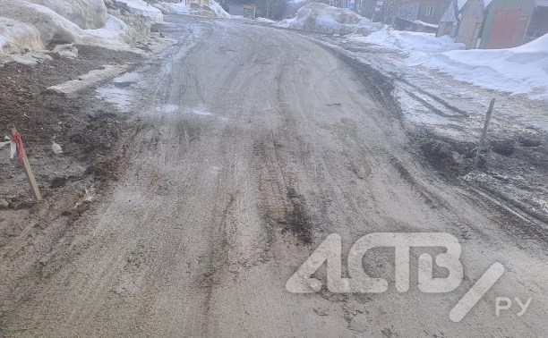 "С трудом заезжает автобус": в Ёлочках начала проваливаться дорога на месте прокладки трубы