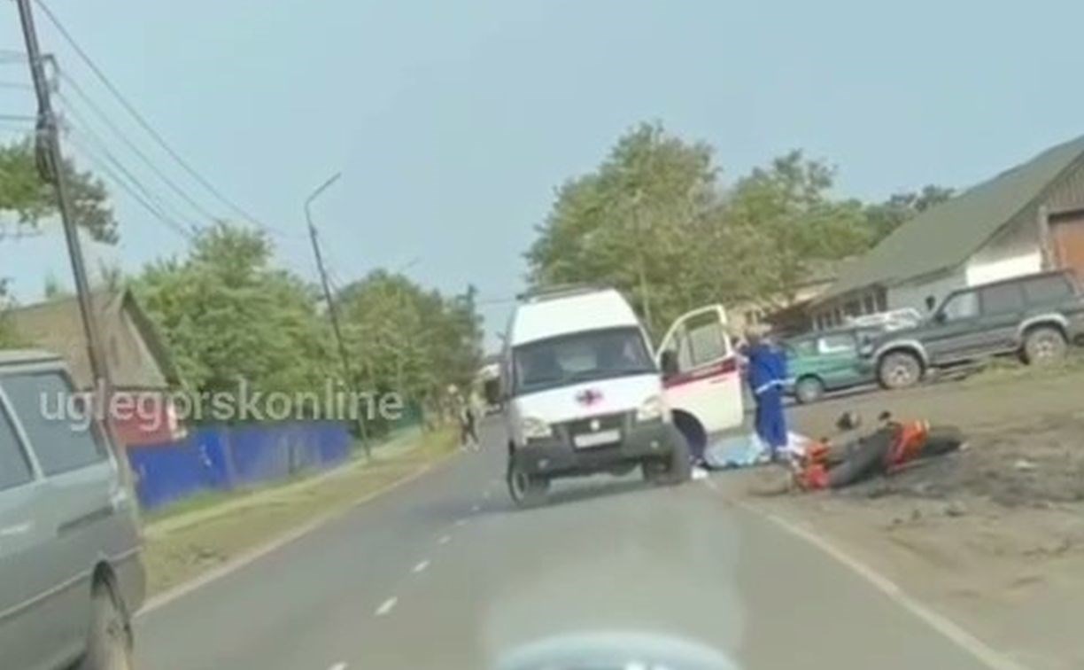 Видео с места смертельного ДТП с мотоциклистом на Сахалине выложили в сеть