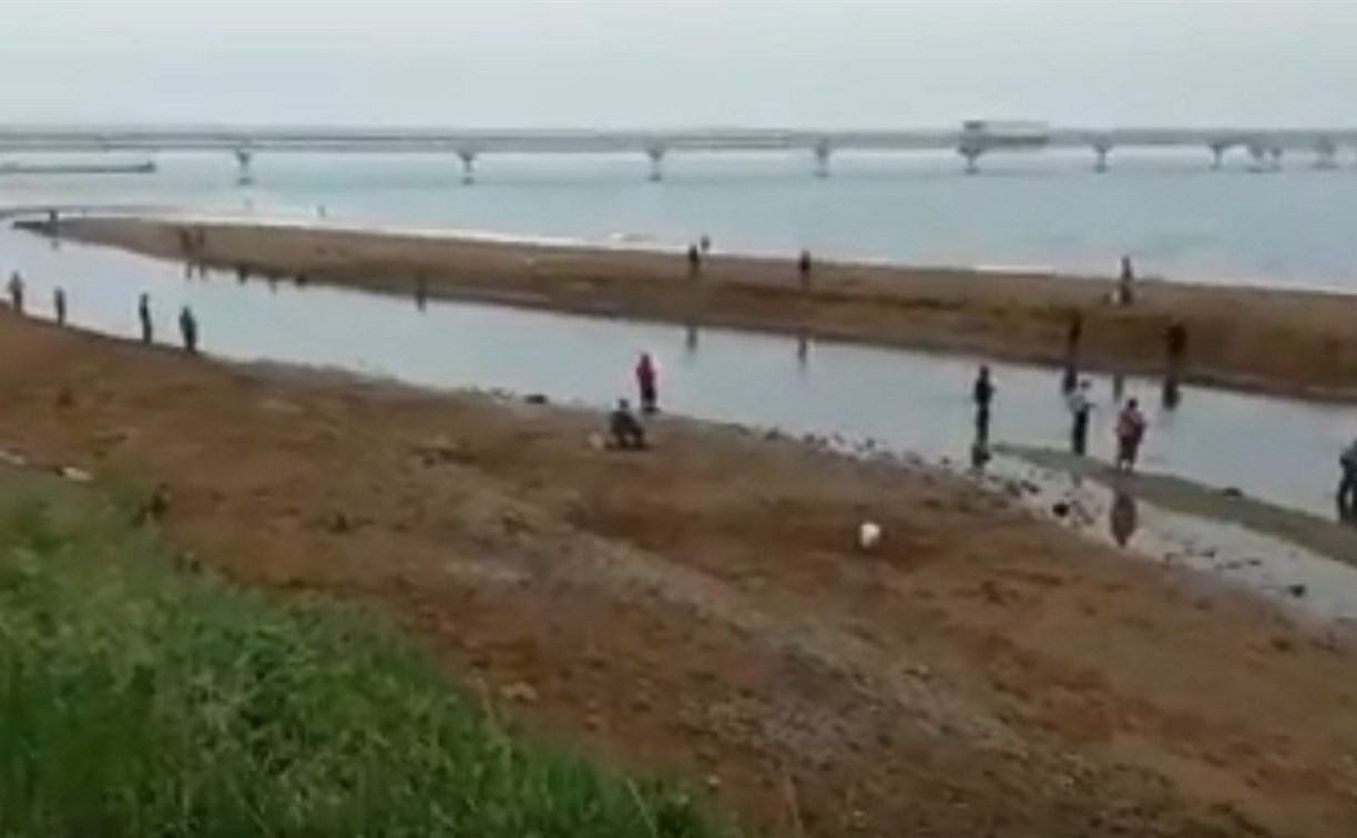 Рыбаки оккупировали нерестовую речку в Пригородном 