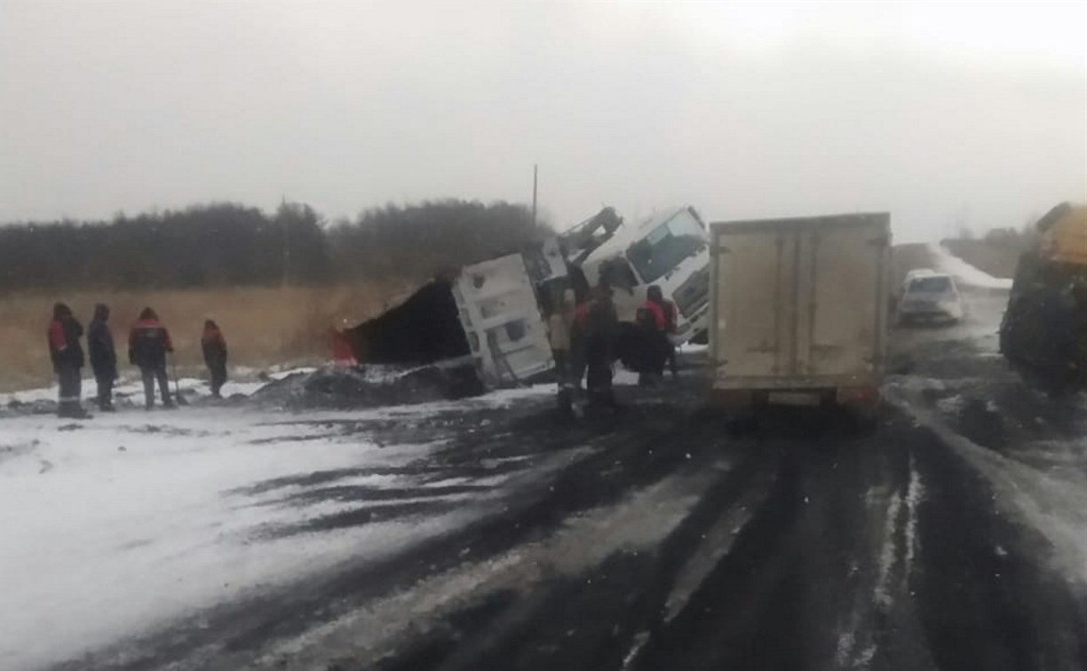 Поскользнулся и упал: в Углегорском районе опрокинулся грузовик