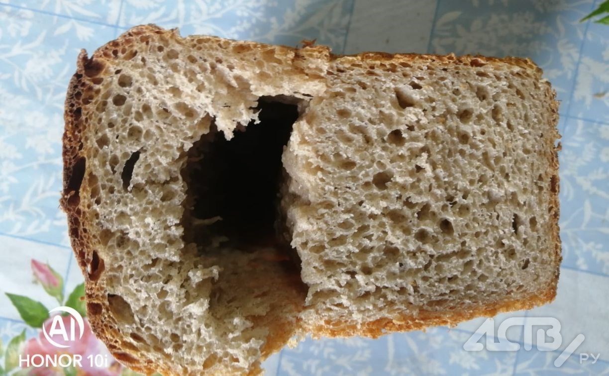 Слот для котлеты или отсек для напильников: сахалинцы гадают, зачем в хлебе большая дыра