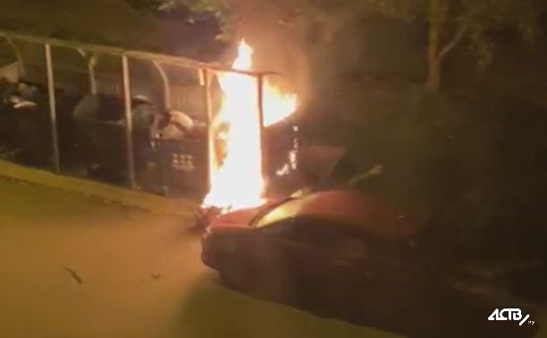 Ночью в Южно-Сахалинске подожгли мусорную площадку - пламя повредило машину