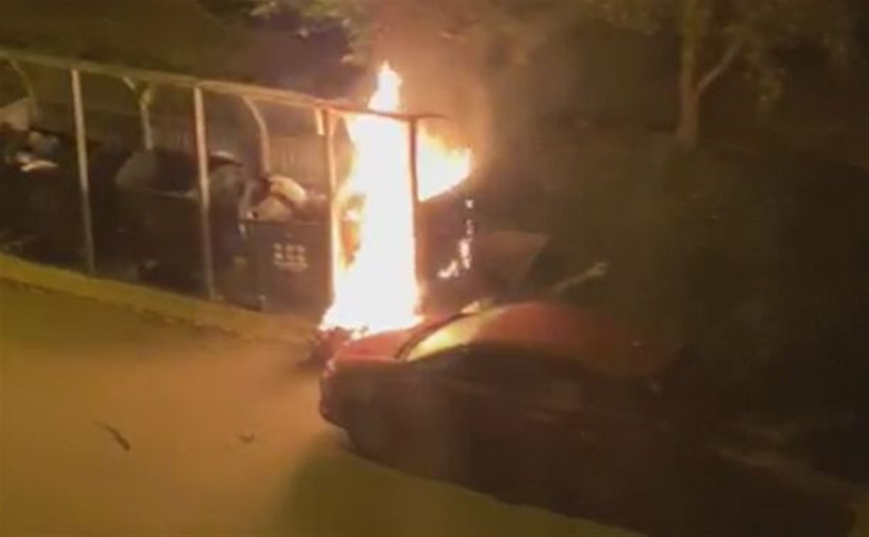 Ночью в Южно-Сахалинске подожгли мусорную площадку - пламя повредило машину