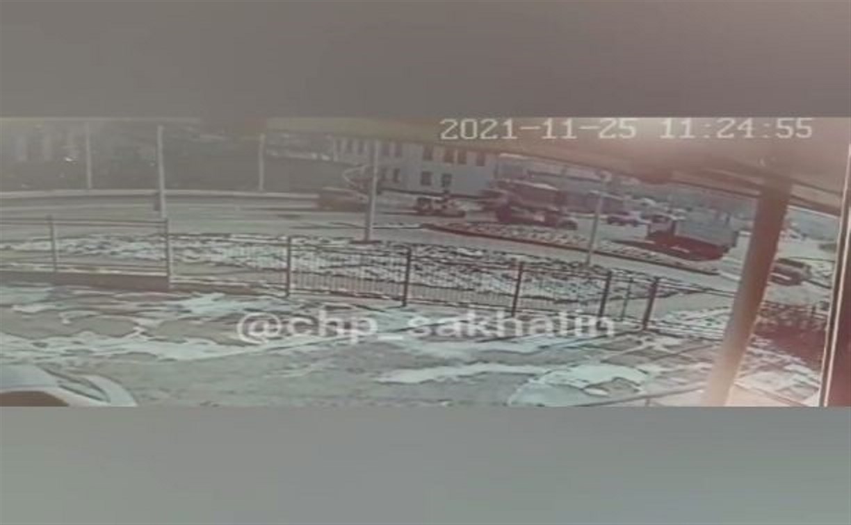 Момент ДТП с пострадавшими в Южно-Сахалинске попал на видео