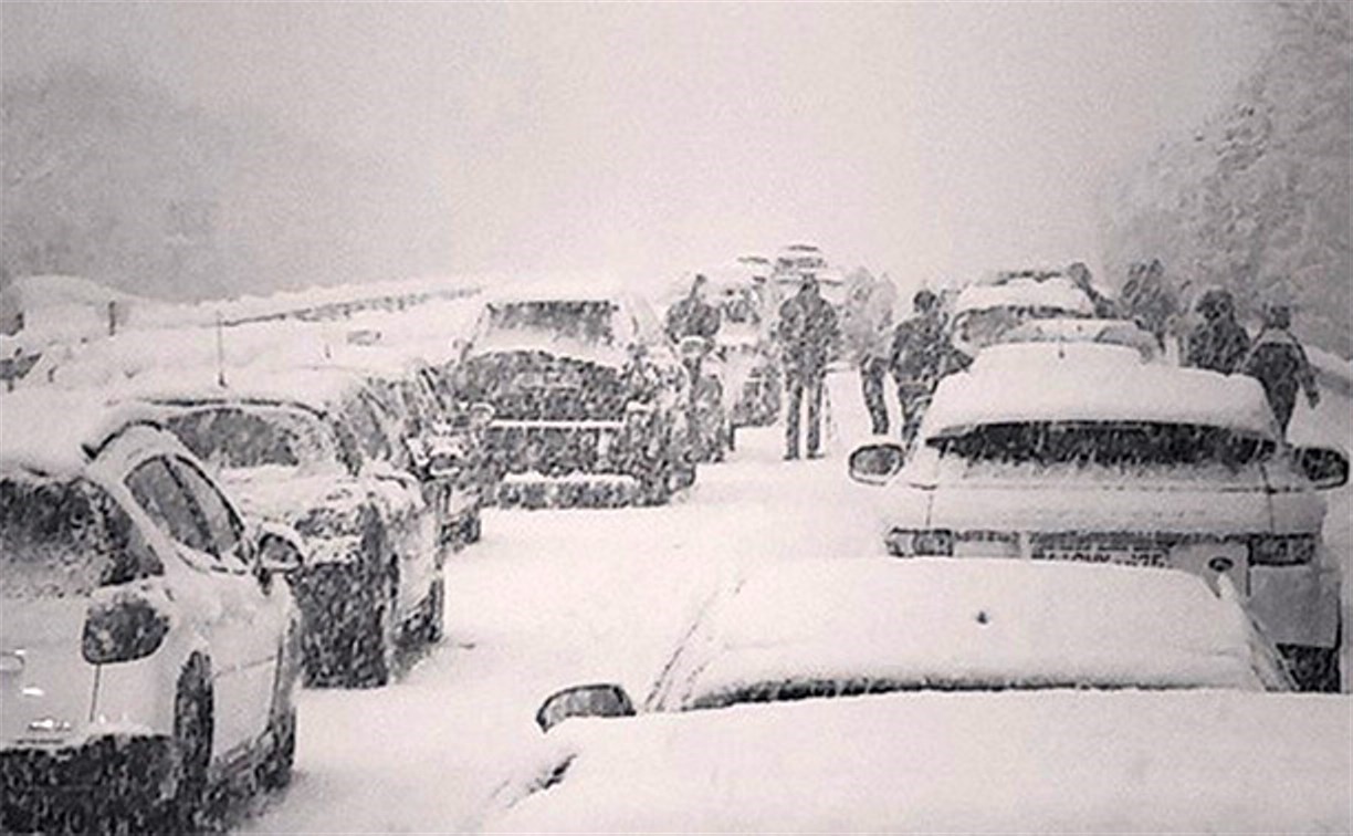 В Долинском районе в снегу застряли около 100 автомобилей