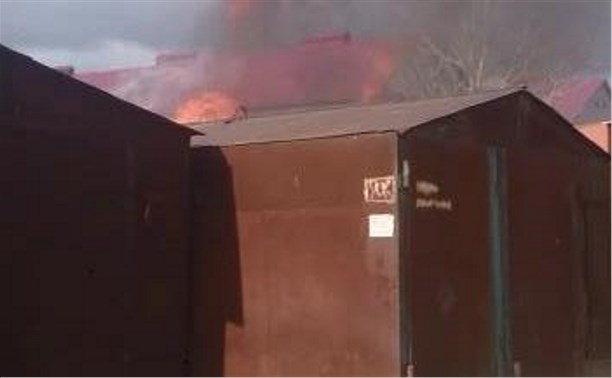 Горящий гараж потушили пожарные в Южно-Сахалинске
