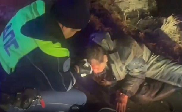 Инспекторы ГАИ остановили кровотечение у пострадавшего в ДТП водителя на Сахалине 