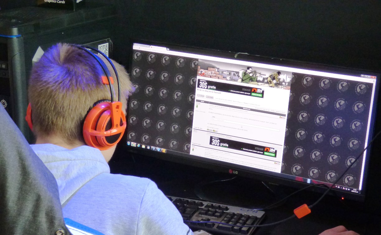 Бонус от мошенников: школьника на Сахалине убедили опустошить счета мамы