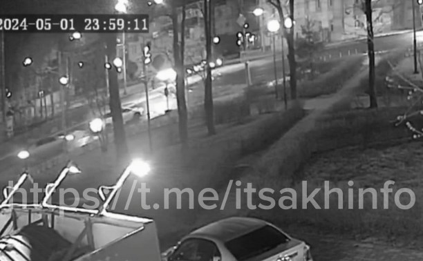 "Тормоза? Не слышал!": легковушка протаранила автомобиль на перекрёстке в Южно-Сахалинске