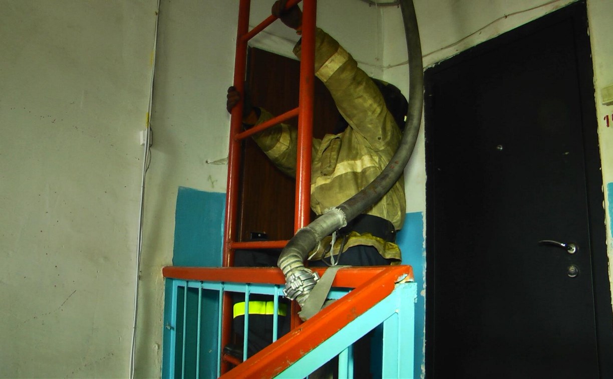 Пожар на крыше пятиэтажки потушили в Луговом