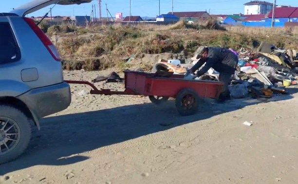 Очевидец: сахалинец вывез на берег моря полный прицеп мусора