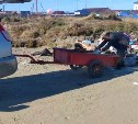 Очевидец: сахалинец вывез на берег моря полный прицеп мусора