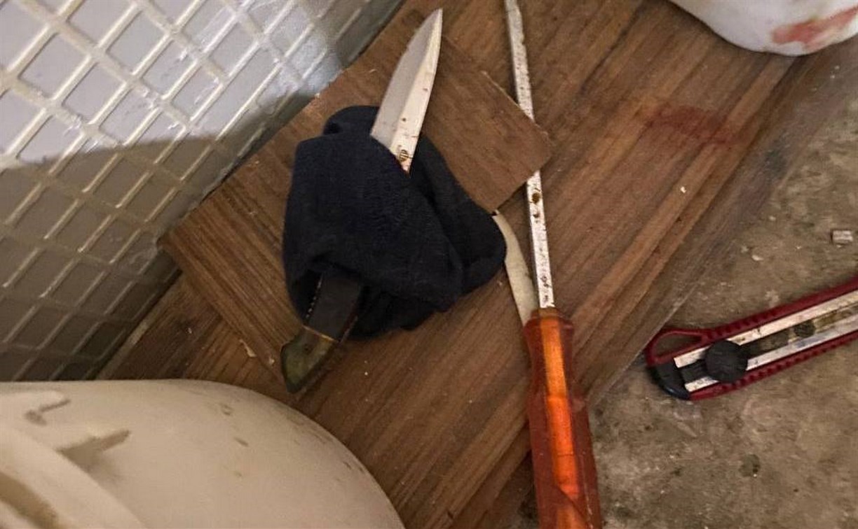  В сахалинскую областную больницу доставили мужчину с многочисленными ножевыми ранениями 