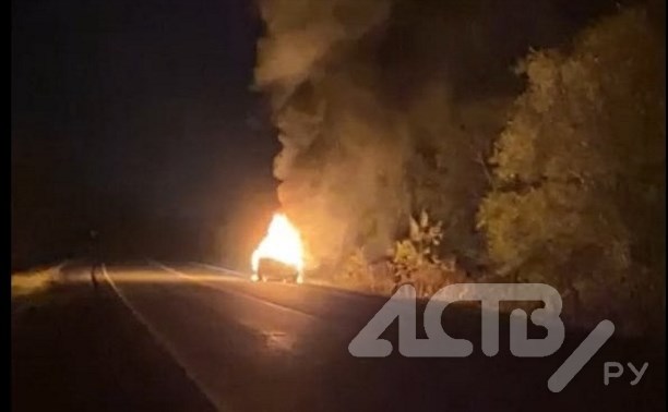Под утро на трассе у Поречья загорелся автомобиль