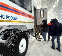 Циклон на Сахалине: спасатели развозят пассажиров авиарейсов по гостиницам, застряли 75 автомобилей