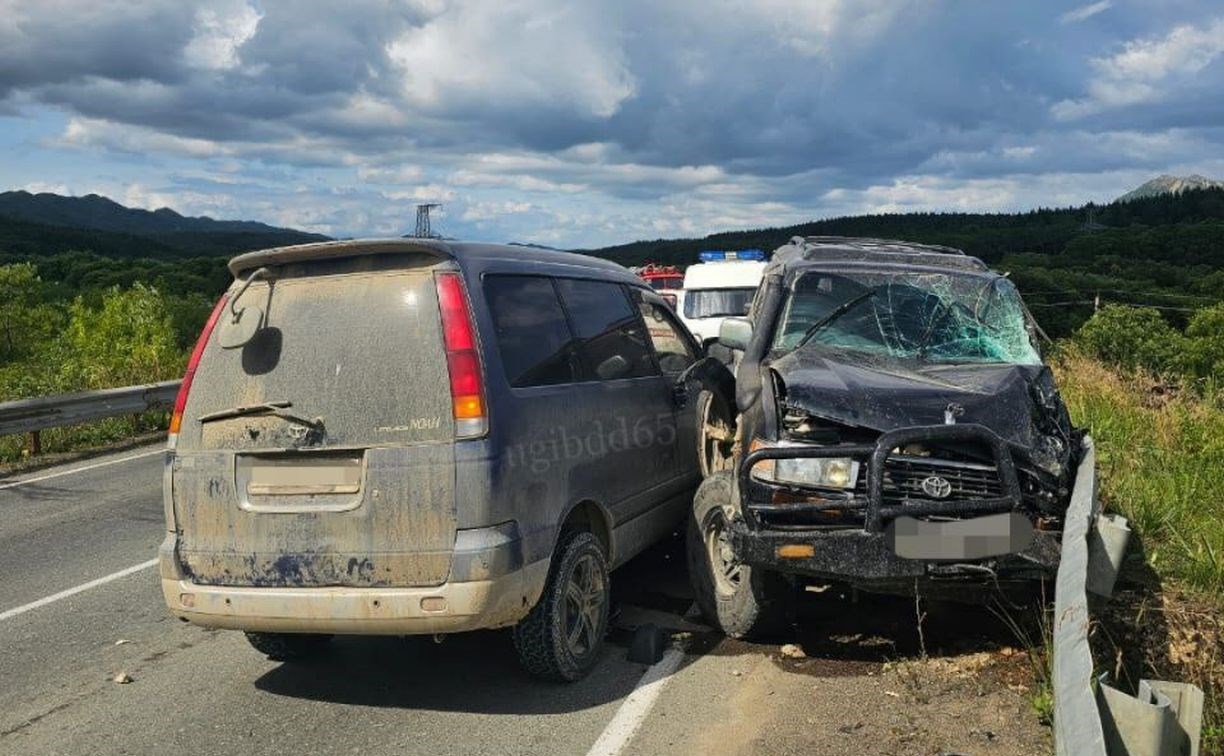 Снёс два авто на встречке: подробности массового ДТП в Макаровском районе