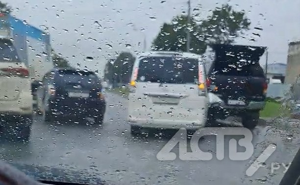 Из-за ДТП с участием трёх авто перекрыта для движения полоса на пр. Мира в Южно-Сахалинске