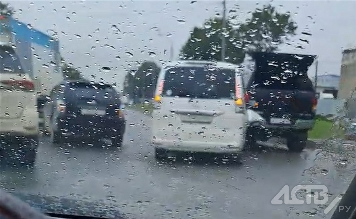 Из-за ДТП с участием трёх авто перекрыта для движения полоса на пр. Мира в Южно-Сахалинске